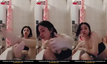 Genç Kız Banyoda Çıplak Yayında