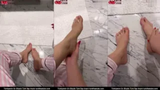 Ayak Fetiş videosu – Zeus, ayakları yağla ıslatır ve sergiler